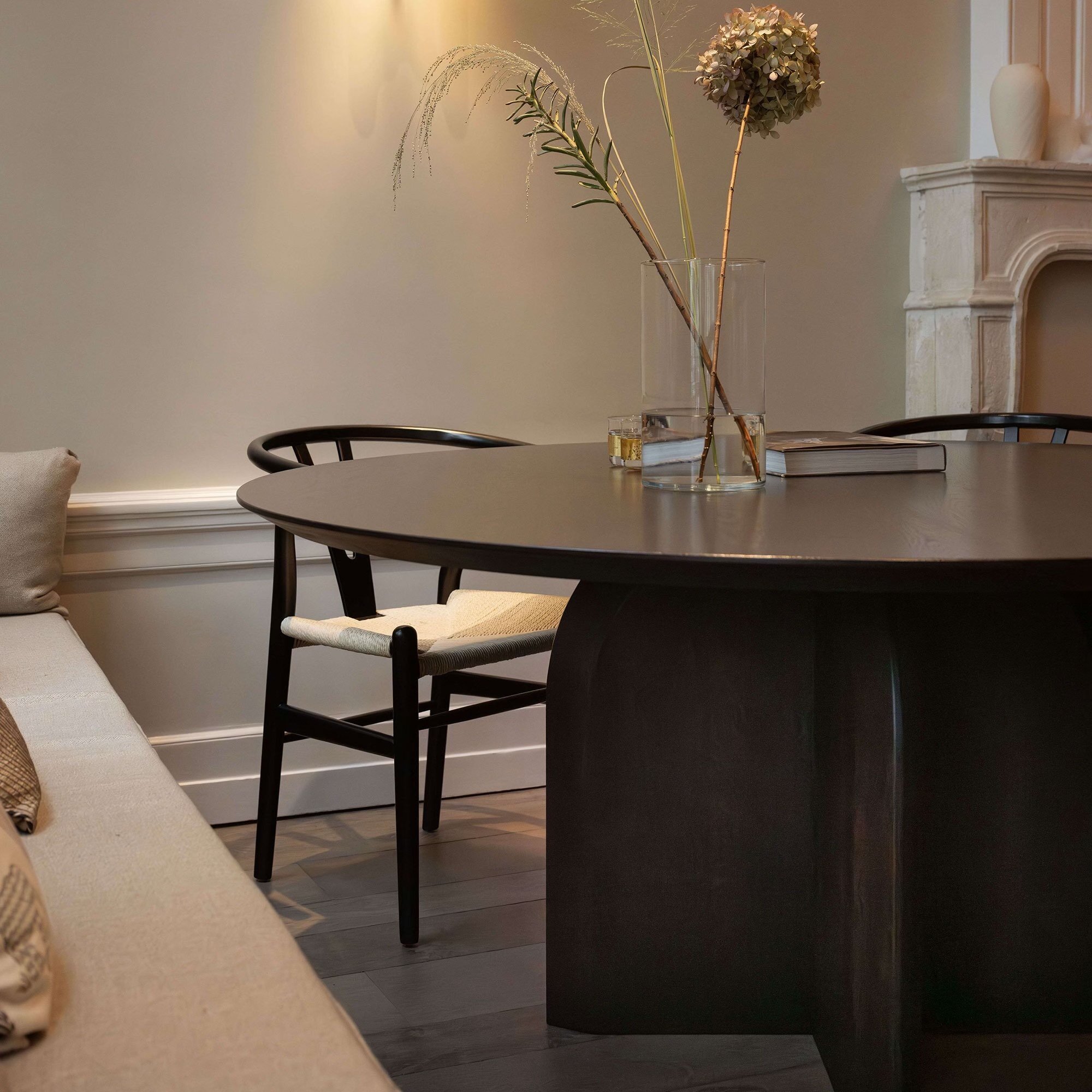Ronde Design dining table | Slot Tripod Walnut naturel lacquer | Walnut naturel lacquer | Studio HENK | 