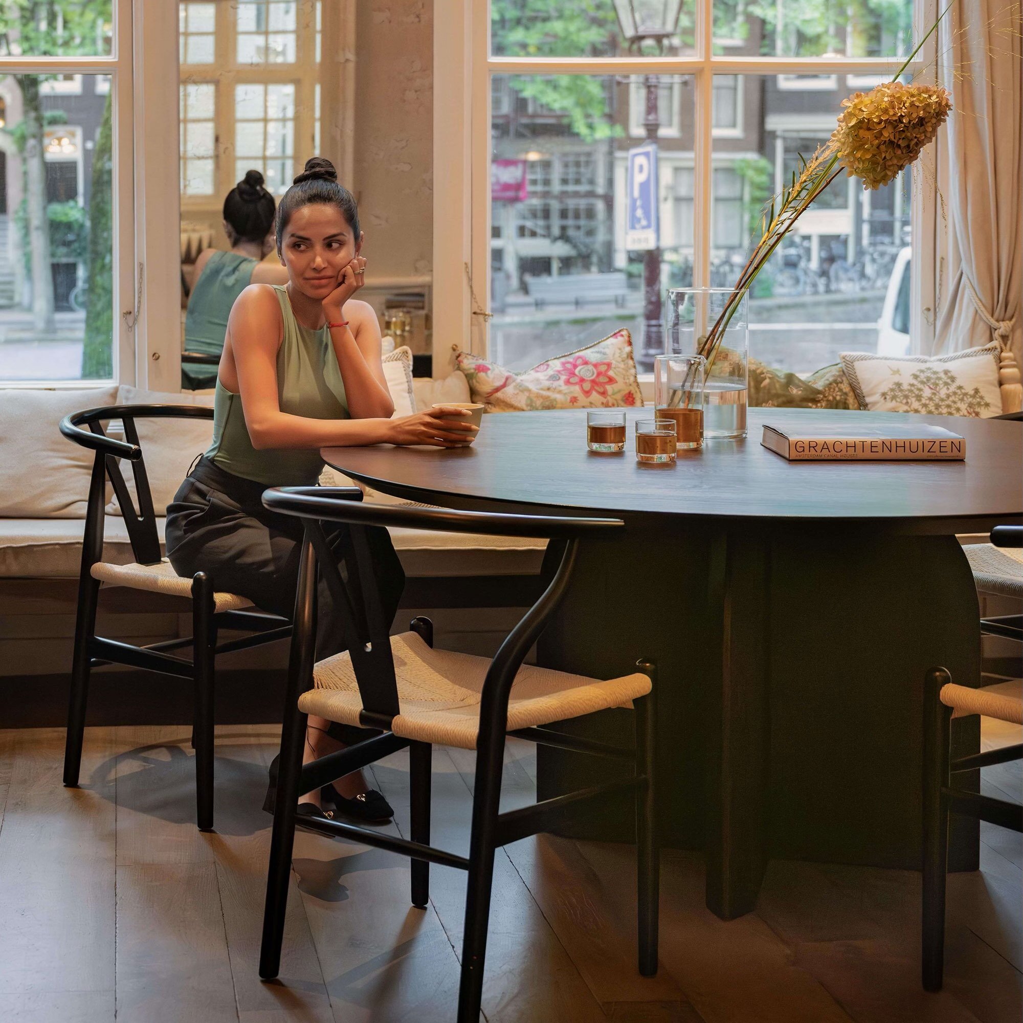 Ronde Design dining table | Slot Tripod Walnut naturel lacquer | Walnut naturel lacquer | Studio HENK | 