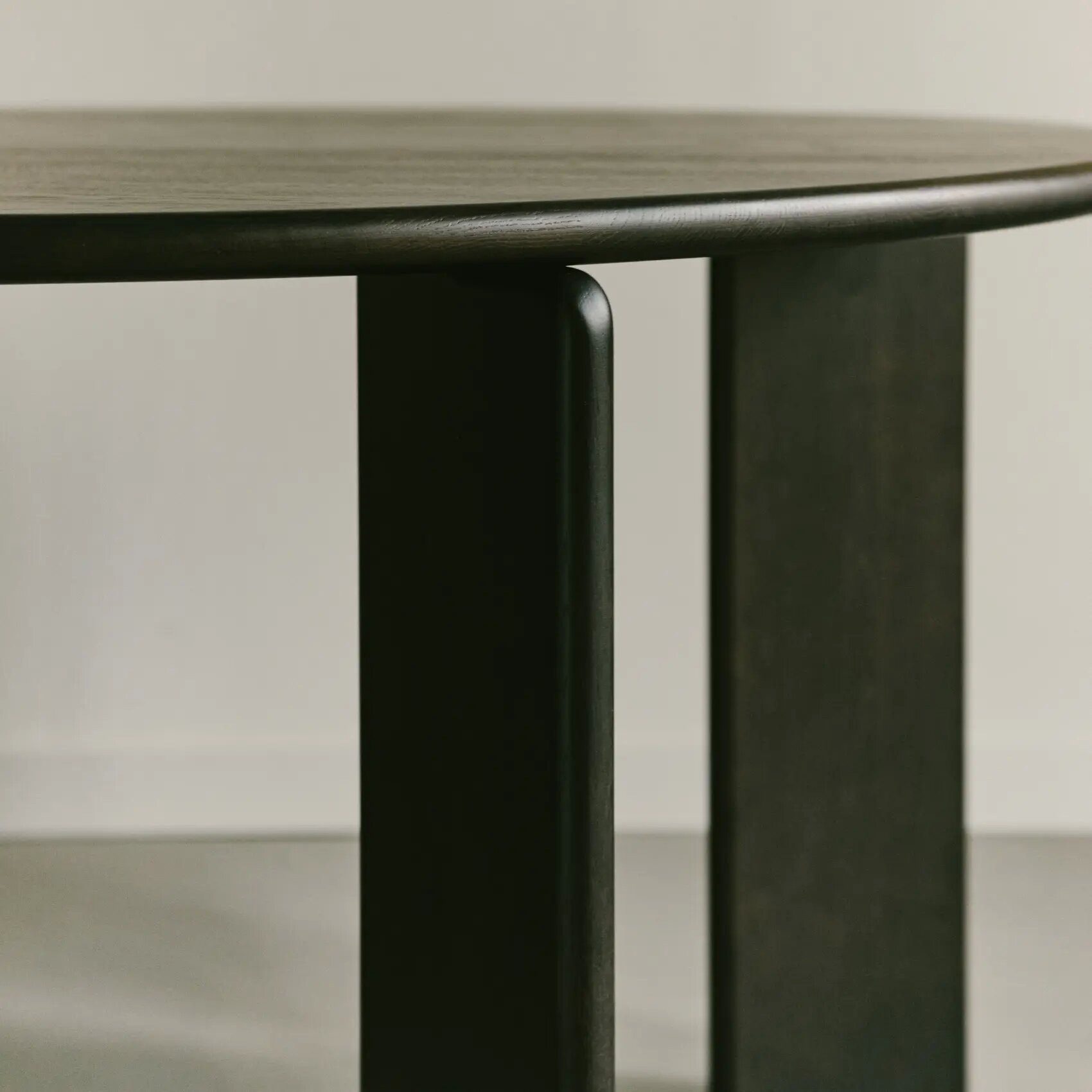 Round Design dining table | Soft Quadpod Oak green lacquer | Oak green lacquer | Studio HENK | 
