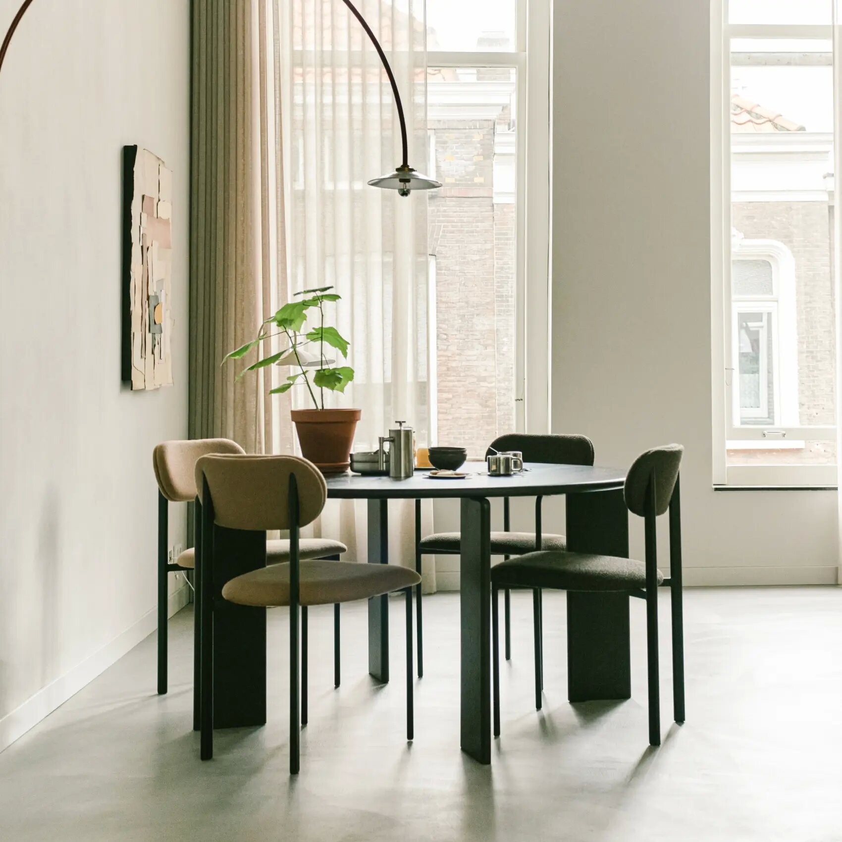 Round Design dining table | Soft Quadpod Oak green lacquer | Oak green lacquer | Studio HENK | 