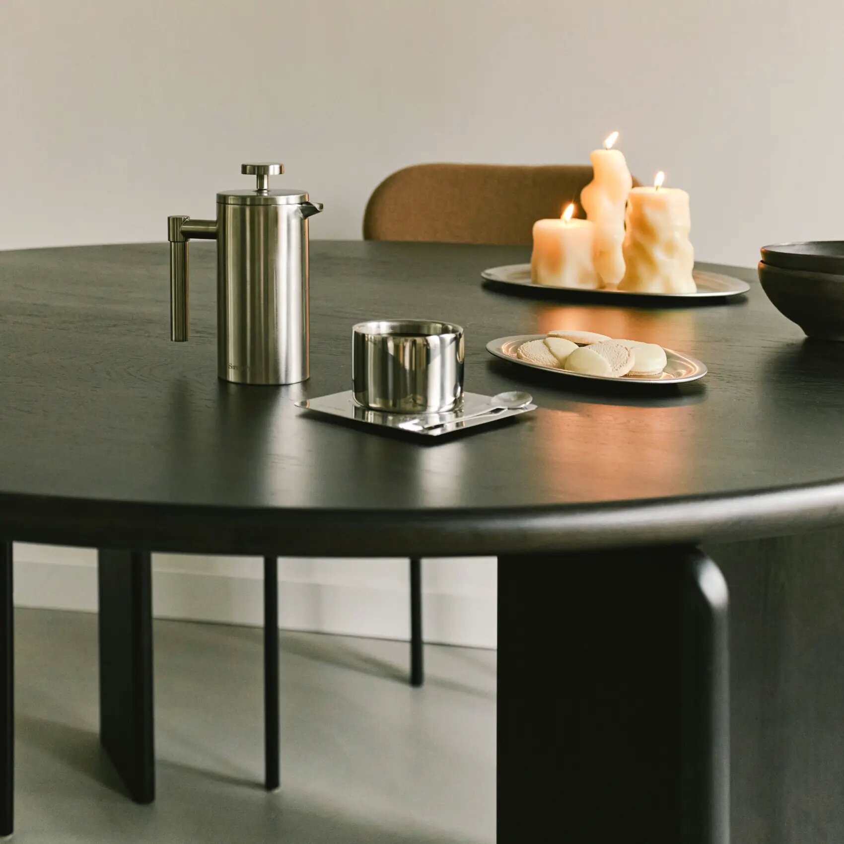 Round Design dining table | Soft Quadpod Oak green lacquer | Oak green lacquer | Studio HENK | 