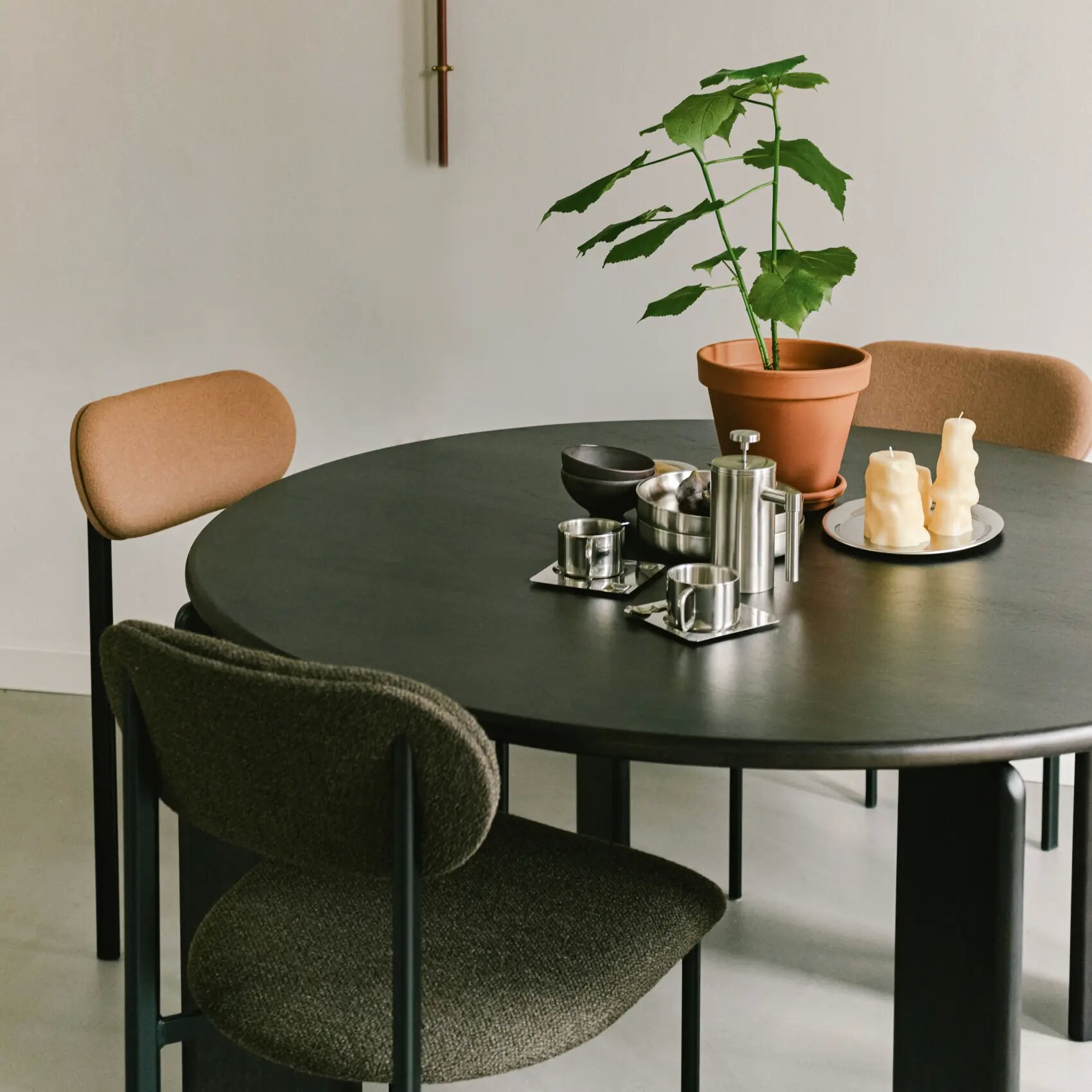 Round Design dining table | Soft Quadpod Oak green lacquer | Oak green lacquer | Studio HENK | 