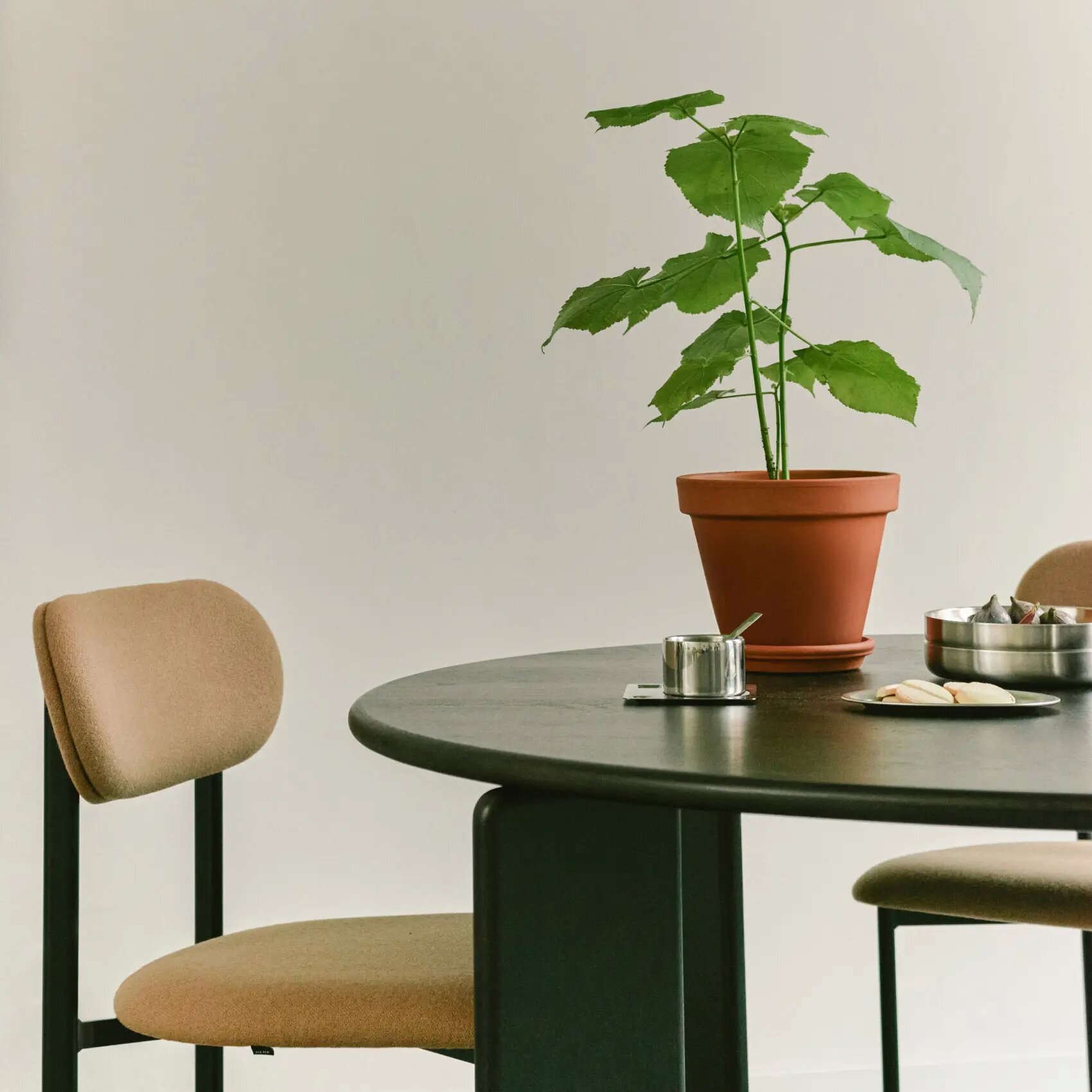 Round Design dining table | Soft Quadpod Oak green lacquer | Oak green lacquer | Studio HENK | 