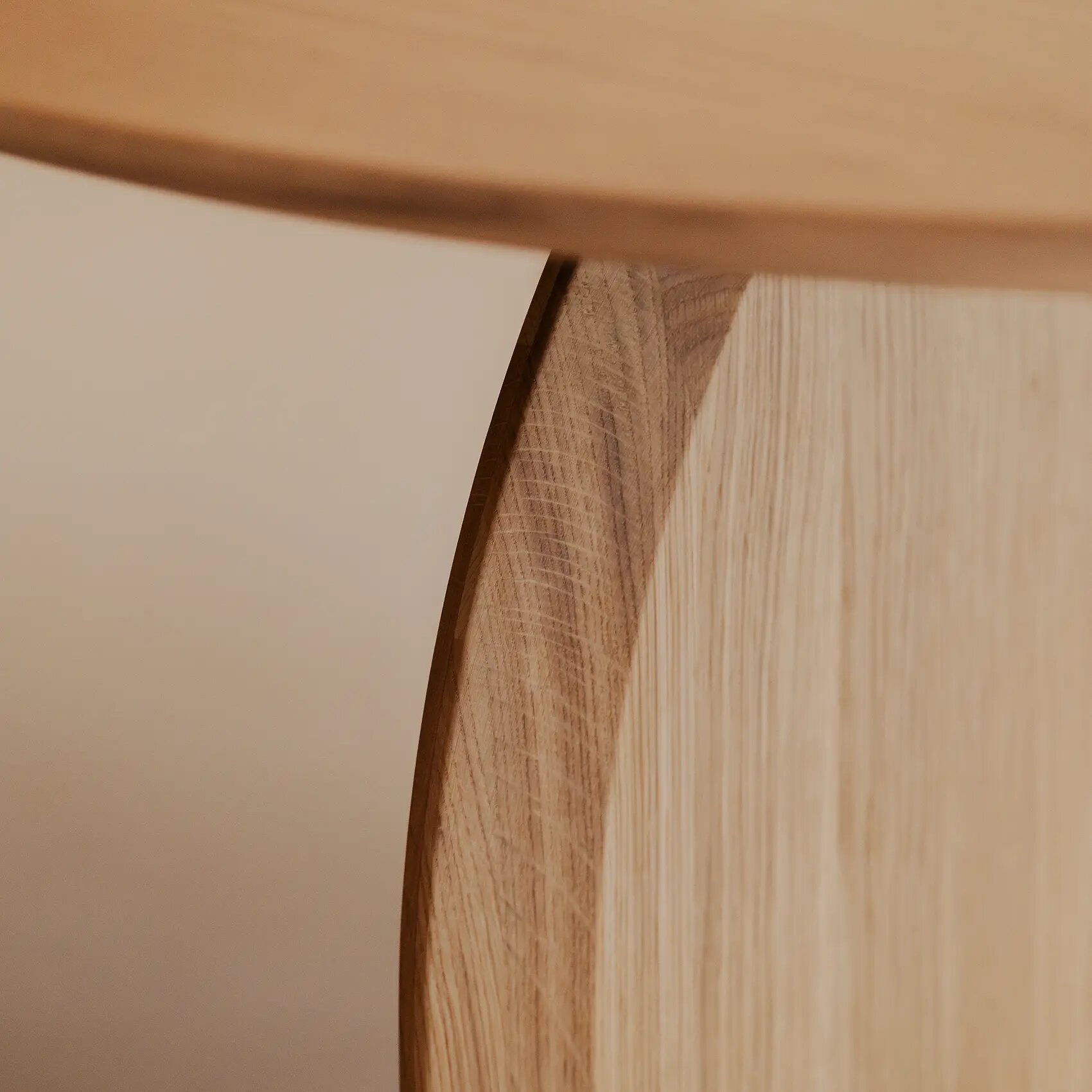 Ronde Design dining table | Slot Tripod Walnut naturel lacquer | Walnut naturel lacquer | Studio HENK | 